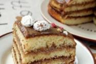 Любимый десерт миллионов: рецепт бисквитного торта со сгущенкой